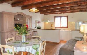 een keuken met een tafel met een vaas met bloemen erop bij Beautiful Home In St, Julien De Peyrolas With Wifi in Aiguèze