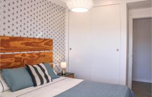 A bed or beds in a room at Stunning Apartment In Tossa De Mar With Kitchen