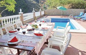 Bazén v ubytování 4 Bedroom Amazing Home In Corumbela nebo v jeho okolí