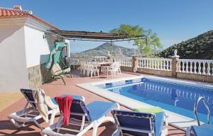 Bazén v ubytování 4 Bedroom Amazing Home In Corumbela nebo v jeho okolí