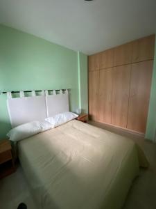A bed or beds in a room at APARTAMENTO PUERTITO DE GUIMAR TEO