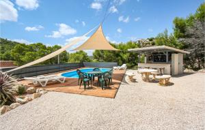 un patio con mesa, sillas y piscina en Finca De La Loma, 