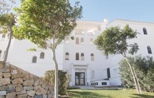 ein großes weißes Gebäude mit Bäumen davor in der Unterkunft Two-Bedroom Apartment Sucina Murcia With Lake View 03 in Sucina