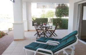 eine Terrasse mit Stühlen, einem Tisch und Stühlen in der Unterkunft Two-Bedroom Apartment Sucina Murcia With Lake View 03 in Sucina