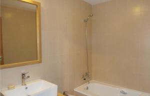 Ein Badezimmer in der Unterkunft Two-Bedroom Apartment Sucina Murcia With Lake View 03