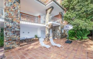 A balcony or terrace at 6 Bedroom Gorgeous Home In Matadepera