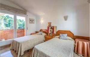 A bed or beds in a room at 6 Bedroom Gorgeous Home In Matadepera