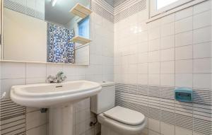 A bathroom at 6 Bedroom Gorgeous Home In Matadepera