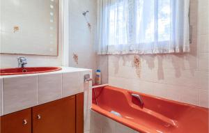 A bathroom at 6 Bedroom Gorgeous Home In Matadepera