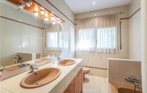 A bathroom at 6 Bedroom Gorgeous Home In Matadepera