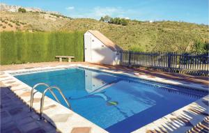 una piscina con una mesa y una valla en Awesome Home In Villanueva De La Conc, With Kitchen, en La Joya