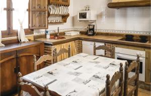 een keuken met een tafel en stoelen bij 3 Bedroom Pet Friendly Home In Villanueva De La Conc, in La Joya