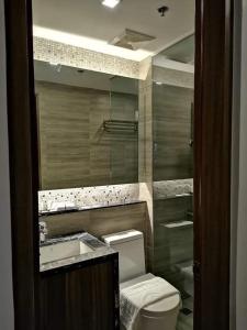 Bathroom sa El Vistra Hotel Angeles