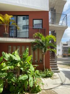 un edificio con palmeras delante en ON THE SAME HOTEL-All suite- en Naha