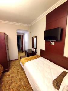 A television and/or entertainment centre at HOTEL EURO DIAMOND