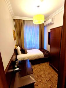 A bed or beds in a room at HOTEL EURO DIAMOND