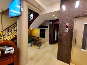A television and/or entertainment centre at HOTEL EURO DIAMOND