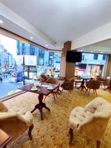 A seating area at HOTEL EURO DIAMOND