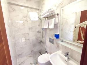 A bathroom at HOTEL EURO DIAMOND