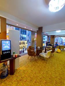 A television and/or entertainment centre at HOTEL EURO DIAMOND