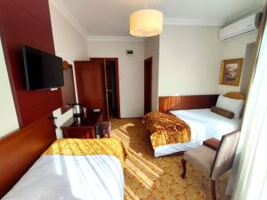 A bed or beds in a room at HOTEL EURO DIAMOND