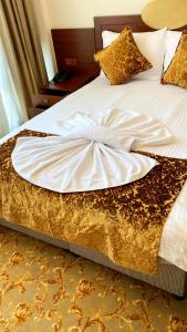 A bed or beds in a room at HOTEL EURO DIAMOND