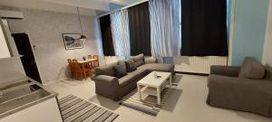 Kontiolomat Oy في Kontioniemi: غرفة معيشة مع أريكة وطاولة