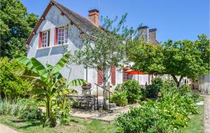 NanthiatにあるAmazing Home In St,sulpice-dexideuil With 3 Bedrooms, Private Swimming Pool And Outdoor Swimming Poolの前庭付きの家