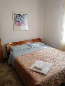 sypialnia z łóżkiem i dwoma ręcznikami na nim w obiekcie Casa Giardino sul Mare w mieście Grottammare