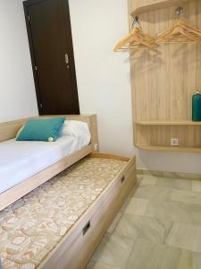 1 dormitorio pequeño con 1 cama y armario en Apartamento Vip la Barrosa, en Chiclana de la Frontera