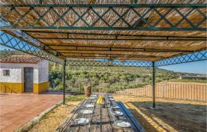 un tavolo con sopra dei piatti sotto un tetto di Amazing Home In Posadas a Posadas