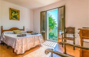 una camera da letto con un letto e una grande finestra di Amazing Home In Posadas a Posadas