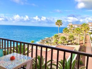 balkon ze stołem i widokiem na ocean w obiekcie Apartment With Ocean Terrace w mieście Costa Del Silencio