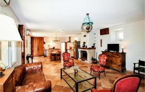 - un salon avec un canapé, des chaises et une cheminée dans l'établissement Awesome Home In Flaviac With Wifi, à Flaviac