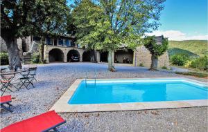 - une piscine en face d'une maison dans l'établissement Awesome Home In Flaviac With Wifi, à Flaviac