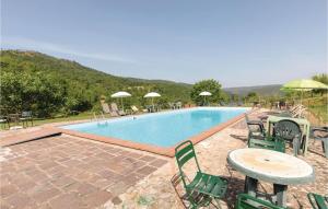 una piscina con sillas y una mesa y una mesa y sillas en La Spizzica 4, en Baccano 8 fotos más