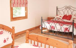 1 dormitorio con 2 camas individuales y ventana en 2 Bedroom Cozy Home In St Goueno, en Plessala