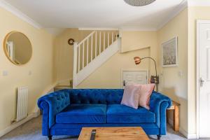 Posezení v ubytování Fully furnished Three-Bed House