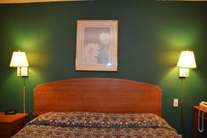 Postel nebo postele na pokoji v ubytování Stay Express Inn Near Ft. Sam Houston