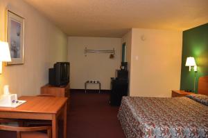 Postel nebo postele na pokoji v ubytování Stay Express Inn Near Ft. Sam Houston
