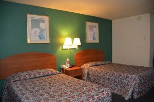 Postel nebo postele na pokoji v ubytování Stay Express Inn Near Ft. Sam Houston + 4 fotografie