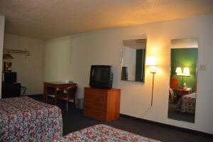 Postel nebo postele na pokoji v ubytování Stay Express Inn Near Ft. Sam Houston