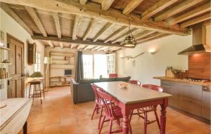 een keuken en een woonkamer met een tafel en stoelen bij Beautiful Home In Charritte De Bas With 2 Bedrooms And Wifi in Charritte-de-Bas