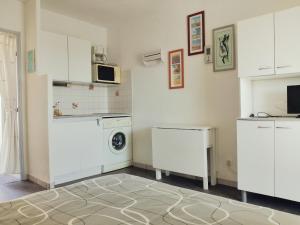 Kuchyň nebo kuchyňský kout v ubytování Appartement vue mer