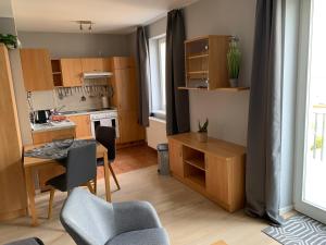 eine kleine Küche mit Tisch und ein Esszimmer in der Unterkunft Einraumapartment mit Seeblickbalkon in Rheinsberg