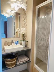 a bathroom with a sink and a shower at Chez Jade - Spa, Gare et centre ville in Rennes