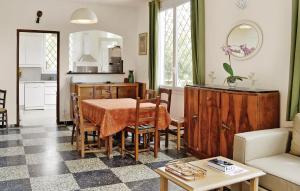 sala de estar con mesa y cocina en Stunning Home In Sollies Toucas With 3 Bedrooms, Wifi And Private Swimming Pool, en Solliès-Toucas