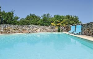 パディラックにあるStunning Home In Padirac-bascoul With Wifi, Private Swimming Pool And Outdoor Swimming Poolの石壁のスイミングプール(椅子2脚付)