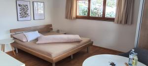 ドルンビルンにあるFerienwohnung Geismayrのベッドと窓が備わる小さな客室です。