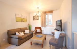 uma sala de estar com um sofá e uma cadeira em Stunning Home In Fontaine Le Dun With 3 Bedrooms And Wifi em Fontaine-le-Dun